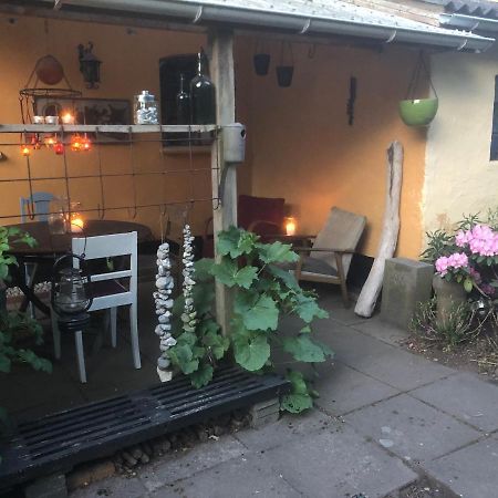 Retro Bolig - Fyldt Med Hygge! Ingen Luksus Kolind Exterior foto