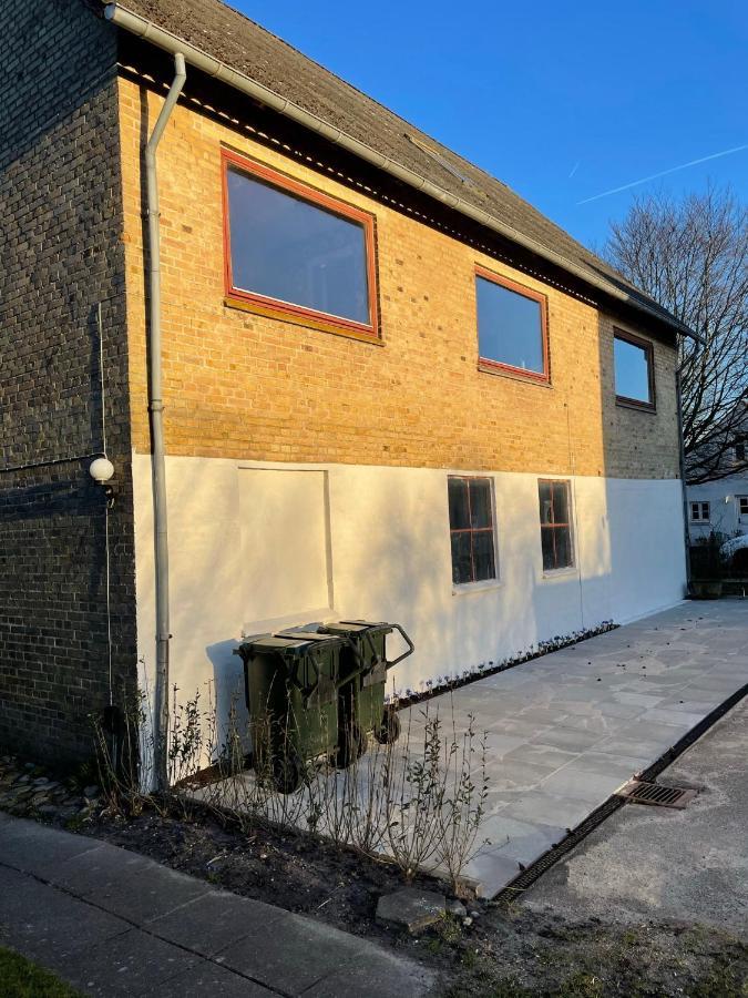 Retro Bolig - Fyldt Med Hygge! Ingen Luksus Kolind Exterior foto