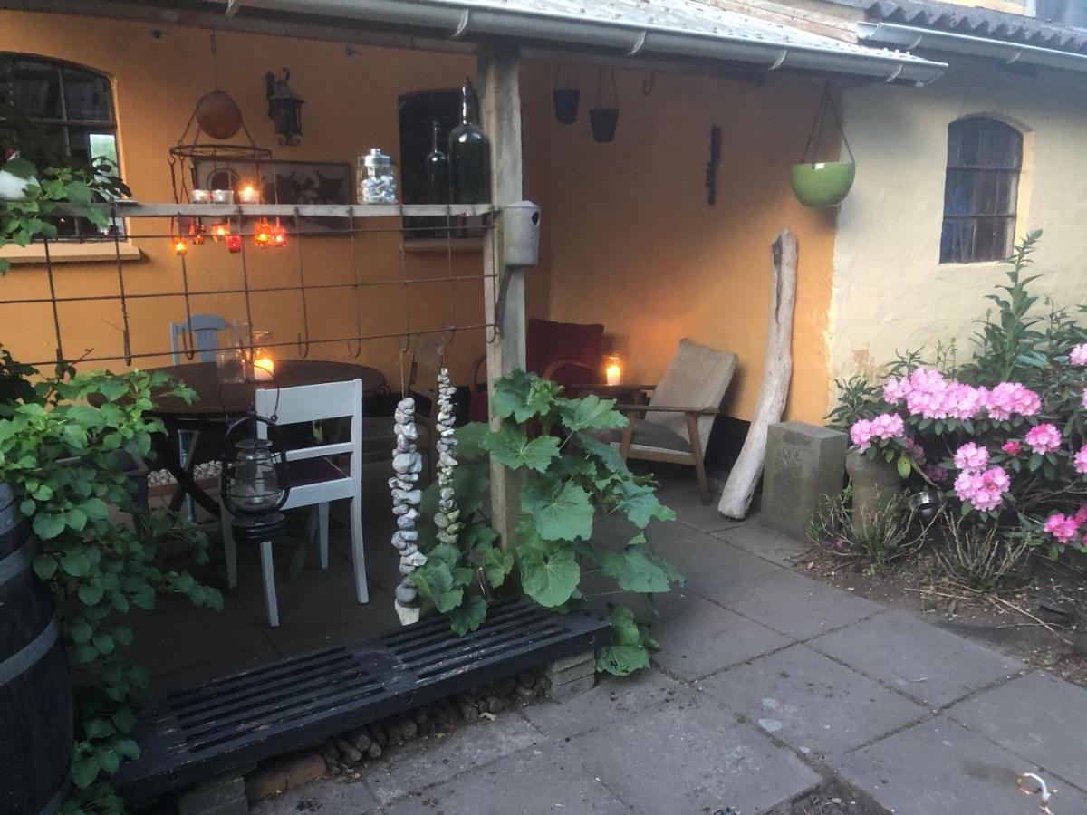 Retro Bolig - Fyldt Med Hygge! Ingen Luksus Kolind Exterior foto