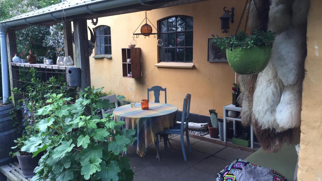 Retro Bolig - Fyldt Med Hygge! Ingen Luksus Kolind Exterior foto
